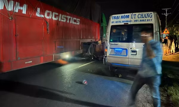 Va chạm ô tô đậu lề đường, người đàn ông bị xe container cán tử vong
