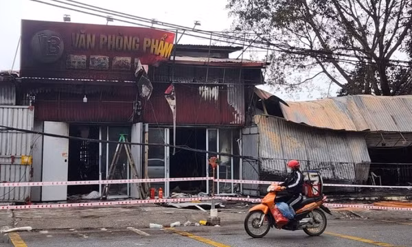 Cháu bé chết sau vụ cháy lớn tại ki ốt bán hàng