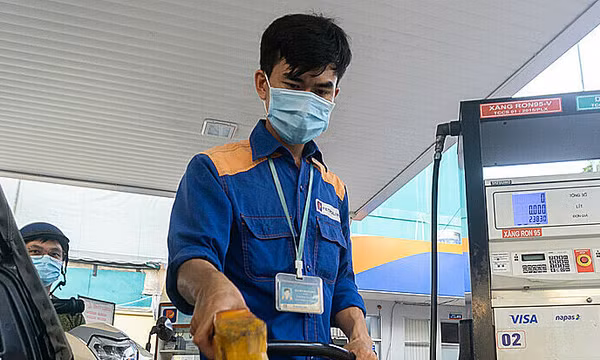 Giá xăng vượt 21.000 đồng một lít