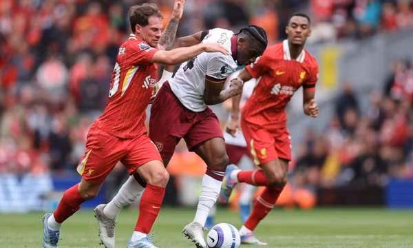 Liverpool tiến gần ngôi vương, Chelsea hòa vất vả