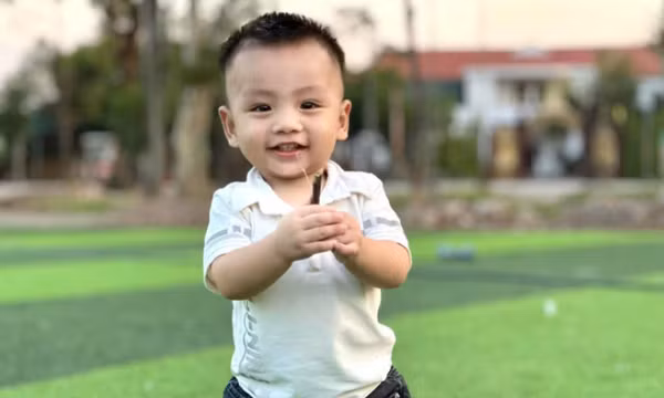 Bé 3 tuổi nhanh trí cứu bạn rơi xuống hố