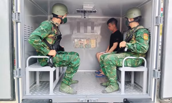 Bắt đối tượng mang súng và 25 viên đạn qua biên giới