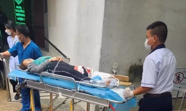 Xe buýt cán qua chân nữ hành khách tại trạm dừng trên Quốc lộ 22