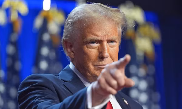 Ông Trump kí lệnh chấn chỉnh mua sắm chính phủ, dừng phúc lợi người bất hợp pháp