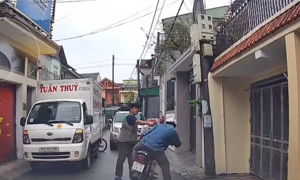 Đỗ xe chắn hết đường đi, tài xế còn cầm hung khí đánh người khi bị nhắc nhở