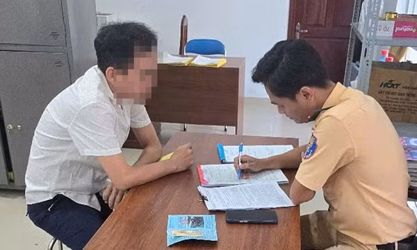 Tài xế xe biển xanh vượt đèn đỏ ở Bình Dương bị phạt 20 triệu, trừ 4 điểm GPLX