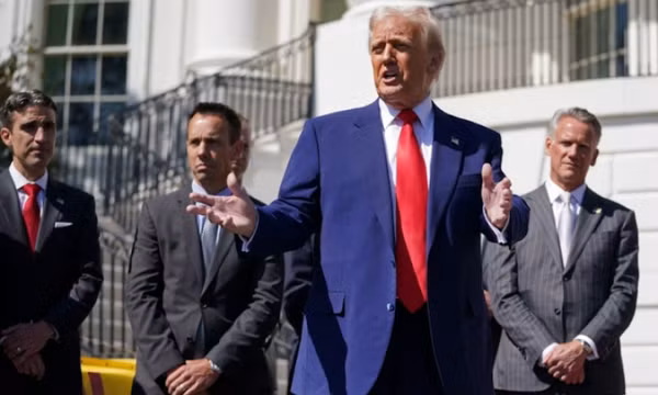 Ông Trump hoãn áp thuế 90 ngày với các nước trừ Trung Quốc
