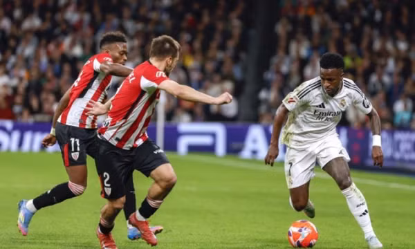 Siêu phẩm phút bù giờ giúp Real bám đuổi Barca
