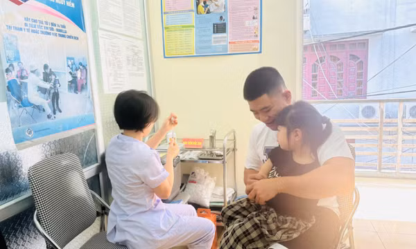 Nguy cơ dịch sởi lan rộng, triển khai tiêm vắc-xin cho người trưởng thành