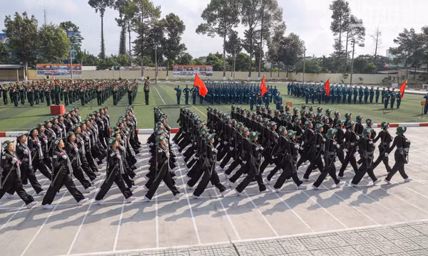 Hợp luyện diễu binh trên thao trường chuẩn bị mừng lễ 30/4 tại Thành phố Hồ Chí Minh 