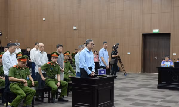 Cựu Thứ trưởng Bộ Công thương Hoàng Quốc Vượng hầu tòa trong vụ án điện mặt trời