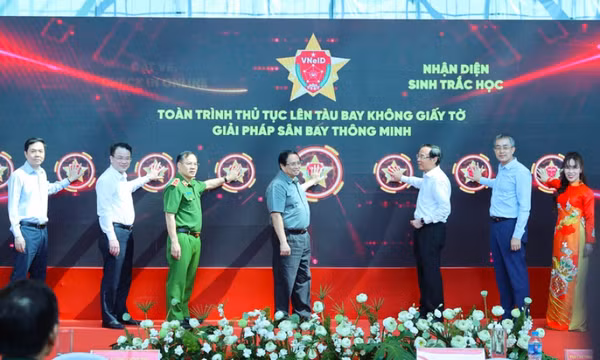 Thủ tướng đề nghị nhân rộng giải pháp lên tàu bay không cần giấy tờ