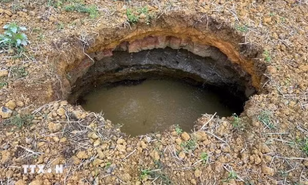 Bắc Kạn: Tiếp tục xuất hiện một hố sụt sâu 6m gần "hố tử thần" trước đó