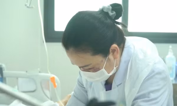 Chàng trai tử vong do ngộ độc methanol sau uống rượu trái cây