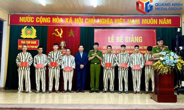 Trao chứng chỉ nghề cho 16 phạm nhân tại Trại tạm giam Công an tỉnh