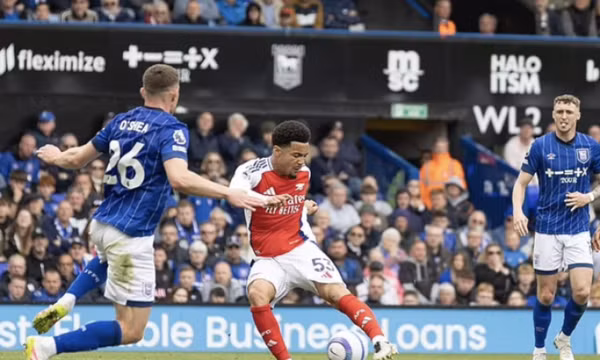 Arsenal làm chậm ngày đăng quang của Liverpool