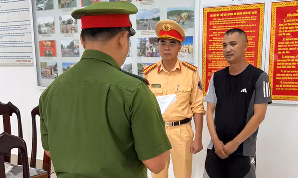 Tạm giữ hình sự tài xế ô tô dùng gậy bóng chày đánh người chở con nhỏ