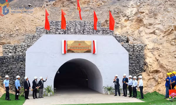 Công ty Than Đèo Nai - Cọc Sáu gắn biển công trình chào mừng Đại hội Đảng bộ Than Quảng Ninh