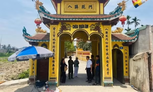 Trích xuất camera truy tìm người bỏ rơi bé sơ sinh ở cổng chùa khiến bé tử vong