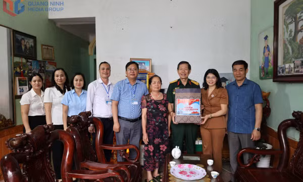 Thăm, tặng quà các gia đình chính sách tiêu biểu, mẹ VNAH nhân kỷ niệm 50 năm Ngày giải phóng miền Nam, thống nhất đất nước