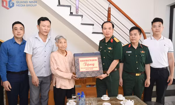 Tặng quà đối tượng chính sách, cựu chiến binh tiêu biểu trực tiếp tham gia Chiến dịch Hồ Chí Minh