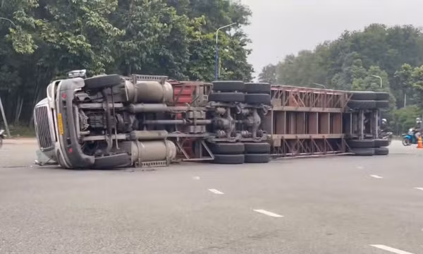 Bình Dương: Xe container lật nhào khi ôm cua ở vòng xoay Mỹ Phước 3
