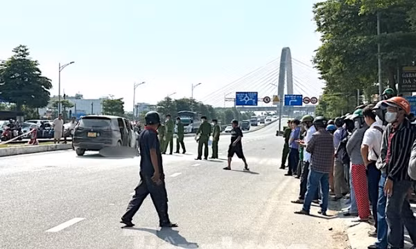 Dùng dao đâm bạn gái tử vong rồi lên ô tô phóng hỏa tự sát