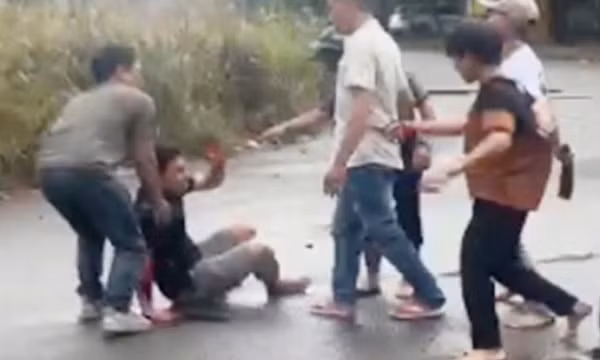 Hẹn đến quán cà phê giải quyết mâu thuẫn, 3 người bị chém trọng thương