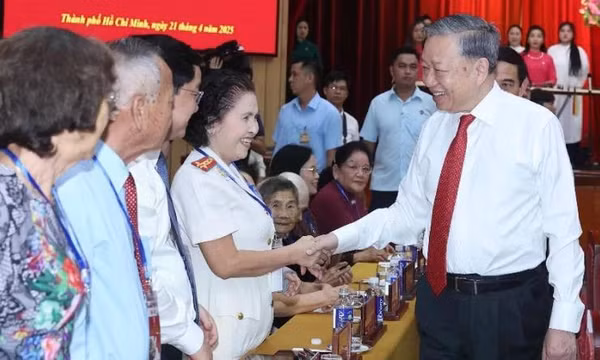 Tổng Bí thư Tô Lâm gặp mặt cán bộ lão thành cách mạng, người có công, gia đình chính sách tiêu biểu