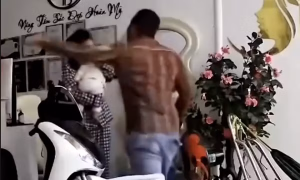 Người chồng ở Long An đánh vợ và liên tục chửi 'con chó'