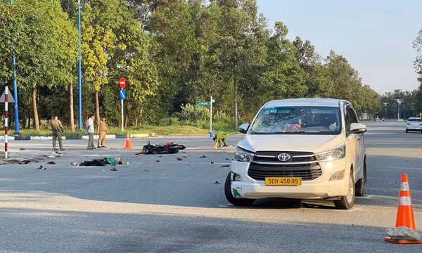 Xe máy va chạm taxi công nghệ, một người tử vong