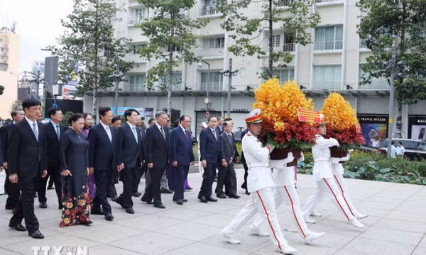 Lãnh đạo Đảng, Nhà nước dâng hương tưởng nhớ Chủ tịch Hồ Chí Minh và Chủ tịch Tôn Đức Thắng
