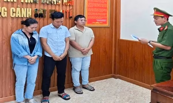 Ba người thu gom heo bệnh, heo thối làm giò chả cung ứng suất ăn công nghiệp, cơ sở ăn uống