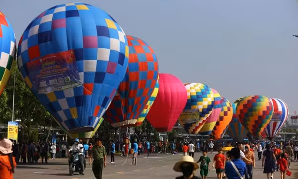 Hàng ngàn người tham dự Festival khinh khí cầu lớn nhất Việt Nam