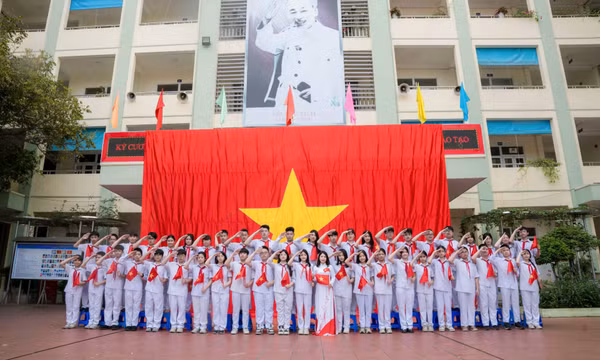 Sân trường, lớp học rực rỡ sắc đỏ mừng đại lễ 30/4
