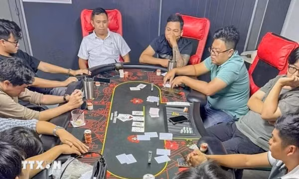 Triệt phá sòng Poker giữa trung tâm Cần Thơ, tạm giữ 15 đối tượng