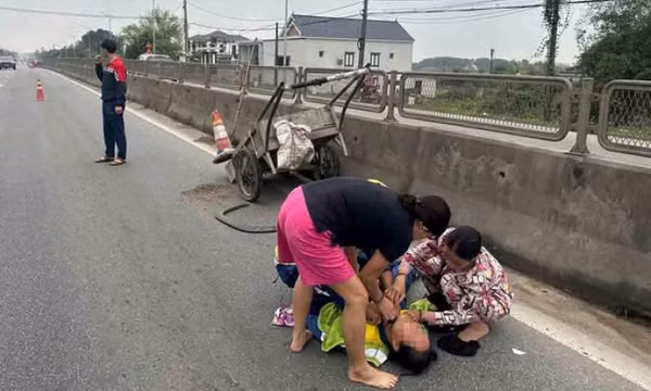 Một nữ công nhân quản lý đường bộ bị ôtô tông khi làm việc trên đường