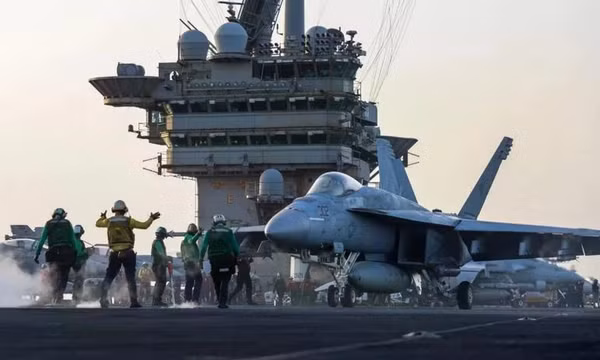 Tàu sân bay Mỹ "đánh rơi" máy bay giá 60 triệu USD vì né đòn tấn công của Houthi