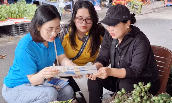 Ra quân vận động người dân tham gia BHXH tự nguyện, BHYT hộ gia đình