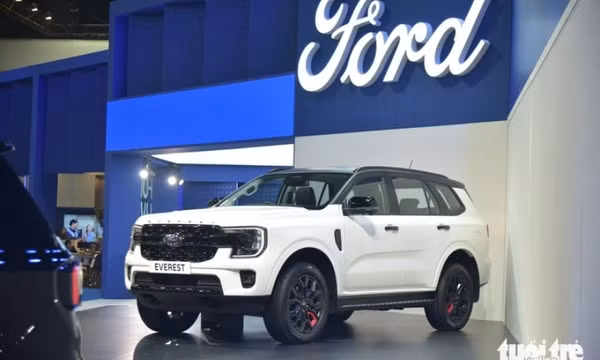 Ford Everest thêm phiên bản ở Việt Nam: Giá 1,199 tỉ đồng, hầm hố hơn, ít 'ăn' dầu hơn