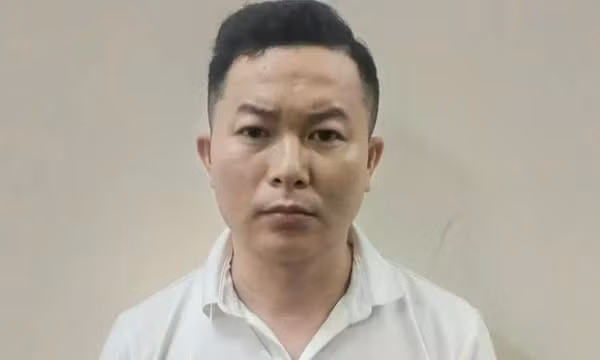 Tạm giữ hình sự đối tượng sử dụng Giấy chứng minh Công an nhân dân giả xin bỏ qua vi phạm nồng độ cồn