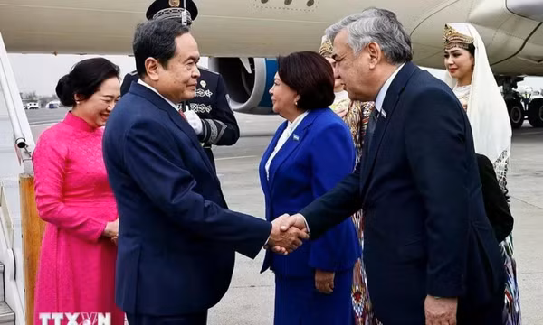Chủ tịch Quốc hội bắt đầu tham dự Đại hội đồng IPU-150, thăm Uzbekistan