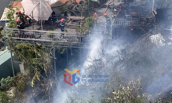 Dập tắt đám cháy tại khu 1, phường Hồng Gai, TP Hạ Long