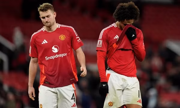 Vô địch Europa League cũng không cứu nổi MU