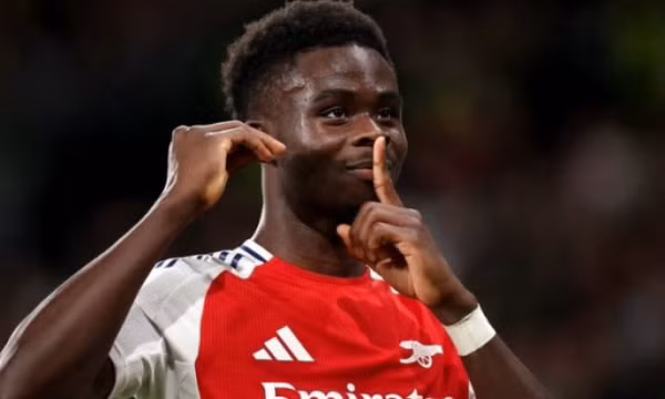 Saka tái xuất trong màu áo Arsenal