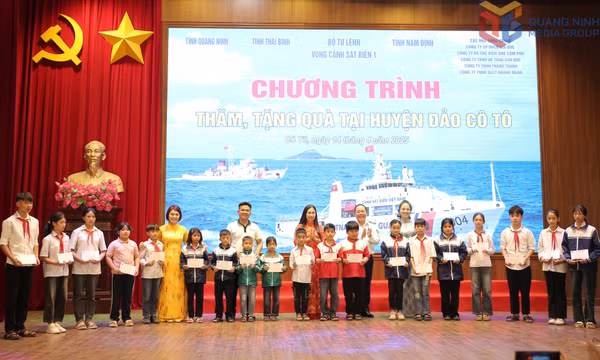Đoàn khảo sát, nắm tình hình các vùng biển, đảo ven bờ năm 2025 thăm, tặng quà cán bộ, quân, dân huyện đảo Cô Tô