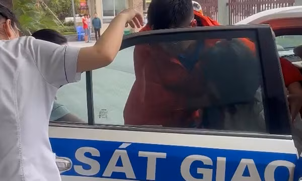 Sản phụ vỡ ối trên đường cao tốc, CSGT kịp thời dùng xe đặc chủng chở đi viện