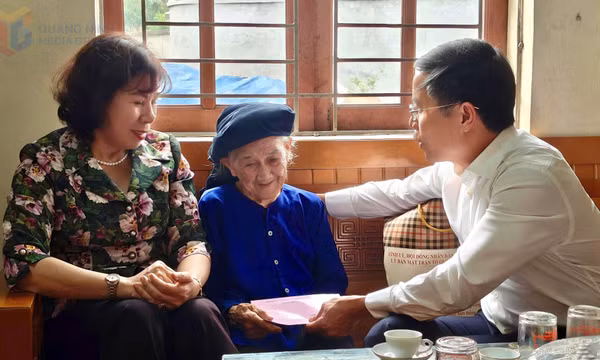 Chủ tịch UBND tỉnh Phạm Đức Ấn thăm, tặng quà Mẹ Việt Nam Anh hùng