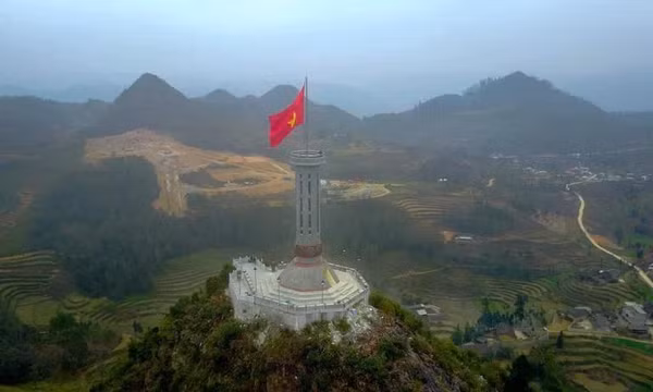 Cột cờ Quốc gia Lũng Cú - nơi non sông gửi trọn hồn thiêng dân tộc