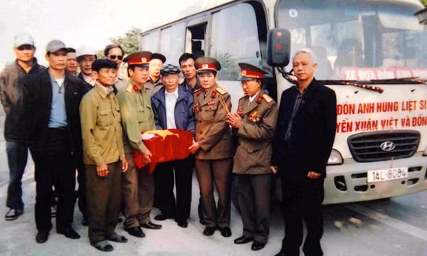 Đưa liệt sĩ trở về quê hương